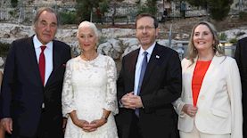 הלן מירן ואוליבר סטון עם הנשיא, צילום: סיון פרג